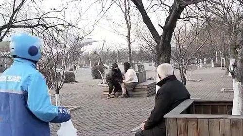 大爷和外卖小哥吃瓜视频